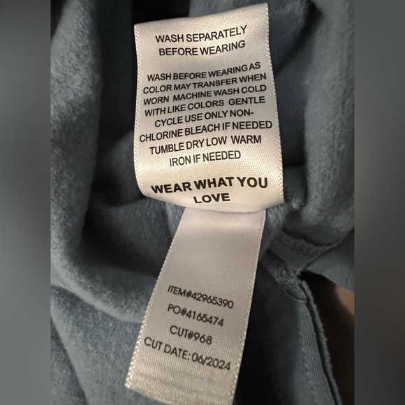 EUC Fleece V-Neck Sweatshirt. Size 00. - Picture 6 of 10